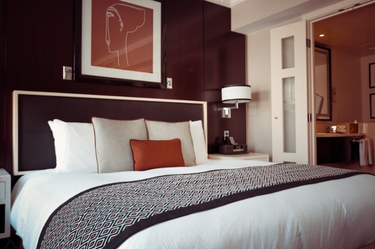 how-to-make-your-bedroom-look-like-a-luxury-hotel-room